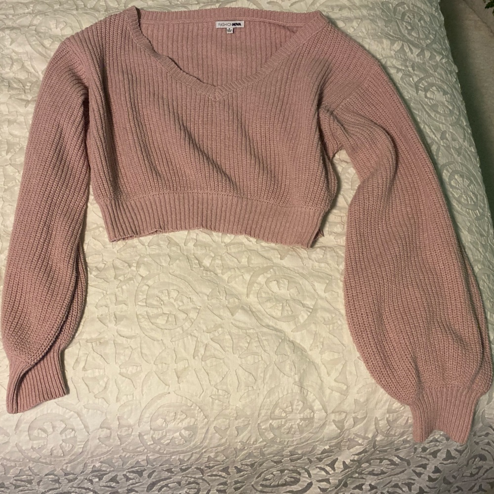 Cropped pink knit top, deep neck with flared sleeves